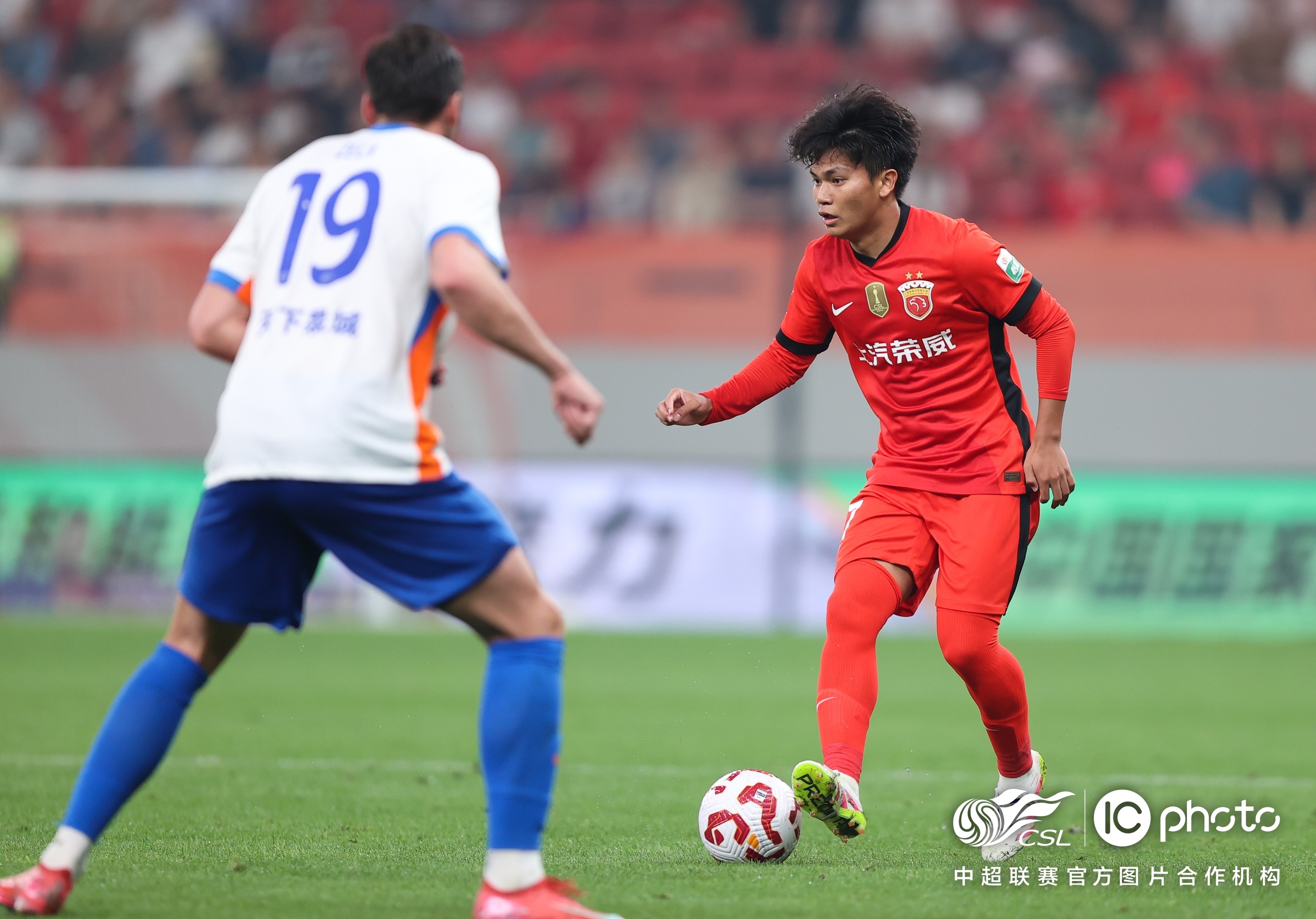 米兰体育中国官网-清晨上海海港手感冰凉——葡超节点到来；话题不断；数据趋势出现新变化(海岛冰轮初转腾表达了什么)